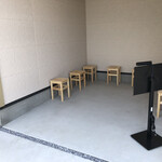 らぁめん鴇 - 店舗外観、外待ちスペース