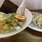 麺屋 承太郎 - 夏の冷やしラーメン。塩。　と餃子。