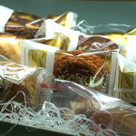 紙月夢兎 - 手作りのケーキもショーケースにいっぱい並んでます！