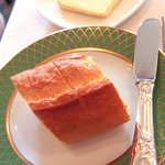 アルピーノ - パンはたっぷりのバターと共に最初に供される