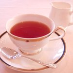 アルピーノ - 食後のミルクティーは温められたミルクと共に