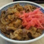 吉野家 - 牛丼（大盛り）に取り放題の紅ショウガを載せて、七味唐辛子をかけて撮影