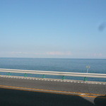 小田原 籠清 - 店の前の海