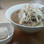 食楽 - 小ﾗｰﾒﾝ600円女性客煮玉子ｻｰﾋﾞｽ