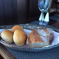 メインダイニング シーホース - 左から、ハーブを練りこんだパン２個、ミルクロール２個（１個はすでにお腹の中）、フランスパン２個