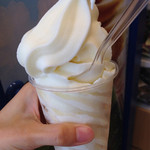 北海道うまいもの館 - ふらの雪どけミルクソフトクリーム