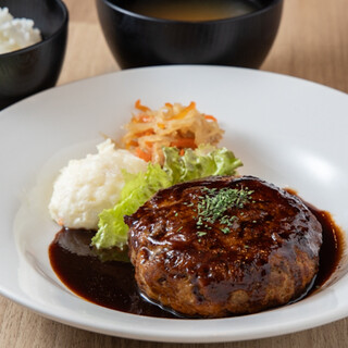 《平日限定ランチ》ハンバーグや唐揚げなどの定食を気軽に♪
