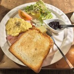 cafe zuccu - このトーストの焼き具合、いいね！