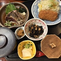 土佐料理 祢保希 赤坂店 - 週替わりのグラタンコロッケ　蓋を取ると白ご飯と茶碗蒸し、味噌汁