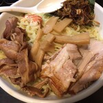 一条流がんこ総本家分家四谷荒木町 - 「甘エビ出汁のつけ麺」（1,400圓）
      「特盛400g」（350圓）
      「焦がしネギ」（メンバーカードトッピング）の麺と具材。