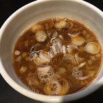 一条流がんこ総本家分家四谷荒木町 - 「甘エビ出汁のつけ麺」（1,400圓）
      「特盛400g」（350圓）
      「焦がしネギ」（メンバーカードトッピング）のつけ汁。