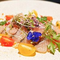 炙ったスズキのカルパッチョ 大葉のソース
