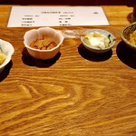 西荻 もがめ食堂 - 小鉢一番右がウマウマ〜カレー味の切り干し大根