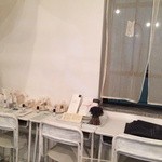 煎茶と靴下、そして薬草 - 小学校の机と椅子を色ペンキで塗っています