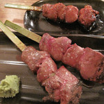 Torijiro - レバー(奥)と名物白レバー(手前)。普通のレバーでも焼きがレアでとても良かったです。
