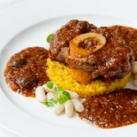 トスカーナ風仔牛スネ肉の煮込み「オッソブーコ」白いんげん豆とサフランのリゾットを添えて
