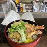 居酒屋　ニシオカ - 天ぷらを揚げるあいだに丼ダレを煮立たせる…香りが店内に漂い食欲を誘う。とても美味しい天丼をいただいた。紅しょうがの天ぷらのアクセント、おみごと！