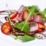 藤右ェ門 栄 - 2025.5 鴨のロースト むつみ農園苺とゴルゴンゾーラのバルサミコソース