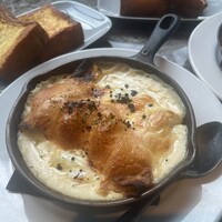 マーサーブランチ テラスハウス - ポークラグーとキャラメルオニオンのクレープ・トリュフグラタン
