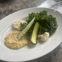マーサーブランチ テラスハウス - ヒヨコ豆のフムスとキヌアのケールサラダ