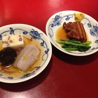 長崎卓袱浜勝 - 左側: 大鉢(萩真丈・子持ち椎茸・赤里芋含め煮), 右側: 中鉢(角煮)