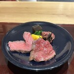 307035602 - 前菜の盛り合わせ（写真手前の2枚は炙り、ローストビーフ、ガーリックオイルで和えた細切れ肉）