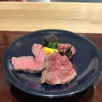 肉料理ふくなが - 前菜の盛り合わせ（写真手前の2枚は炙り、ローストビーフ、ガーリックオイルで和えた細切れ肉）