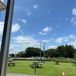 空の駅 風和里しばやま レストランフワリ - 芝生が目の前に広がってきれい
