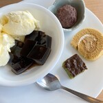 空の駅 風和里しばやま レストランフワリ - ロールケーキが優しい甘さで大好き、アイスクリームと合う