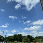 空の駅 風和里しばやま レストランフワリ - 店内から飛んでいく飛行機が見えるのもワクワク