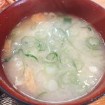 かつ美食堂 - みそ汁は豆腐、ワカメ、揚げ入り♪