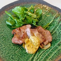 スケープス ザ スィート - 神奈川県産やまゆりポークの炭火焼き フォアグラのカフェドパリバターソース♪