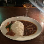 バランサ - カレーの付け合わせに苺ウォッカ漬け、柚子チャツネ、ピクルスなど。