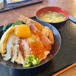 魚食堂たわら - 海鮮丼味噌汁付き
