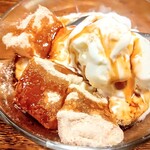 やきとりの一平 - わらび餅とバニラアイスの和三盆黒蜜がけ