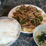 弘龍 - 青椒肉絲と定食にセットのご飯とスープ