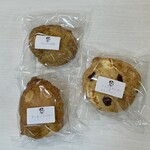 スコーンと焼き菓子のお店 グーテ - クランベリーとクリームチーズには、北海道産クリームチーズとオーガニッククランベリーを使用、
      チーズの香りとクランベリーの爽やかな酸味が楽しめます