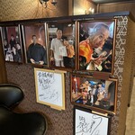 馬刺しと焼き鳥 グルマン三年坂 - 入口に多くの著名人のパネルがあります