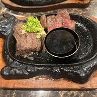 馬刺しと焼き鳥 グルマン三年坂 - あか牛ロースとモモのステーキ食べ比べ