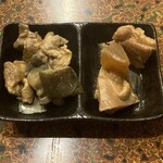 板くら慎之輔 - お通し：豚肉と茄子のピリ辛味噌炒め、柔らか地鶏と大根の煮物