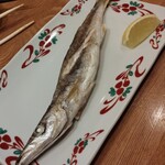 釣り魚の店舟武 - 今日の鮮魚の中から選んだのはカマス、塩焼きにしてもらった、巨大さが伝わるだろうか…