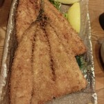 釣り魚の店舟武 - この日のアジはまた格別に巨大だったので4枚を2人でシェア、それでも食べ応えすごかった。大きさによって値段は変わってくる。中くらいのサイズで550円〜