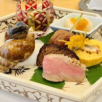 鮨 輝泉 - 八寸／山形だし、長芋かん、沢がに素揚げ
                               バイ貝の旨煮、生麩の照り焼き
                               大徳寺麸カマンベール、合鴨ロース、鰻巻き