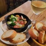 ビストロolympic - タコのアヒージョ ＋ バケット追加