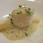 モンプチコションローズ - 26年9月　ホタテとホワイトアスパラのプレゼ　牡蠣の泡立てたソース