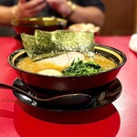 家系ラーメン 稲葉家 - 味玉ラーメン(並、全部普通)