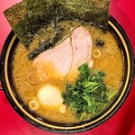 家系ラーメン 稲葉家 - 味玉ラーメン(並、全部普通)