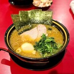 家系ラーメン 稲葉家 - 味玉ラーメン(並、全部普通)