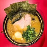 家系ラーメン 稲葉家 - 味玉ラーメン(並、全部普通)