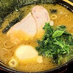 家系ラーメン 稲葉家 - 味玉ラーメン(並、全部普通)